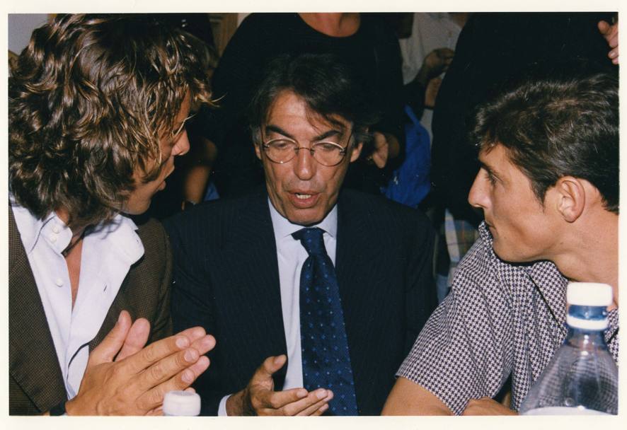 Massimo Moratti con Javier Zanetti, a destra: il suo primo acquisto, che diventerà capitano e un simbolo di attaccamento ai colori nerazzurri con oltre 700 partite. Dfp